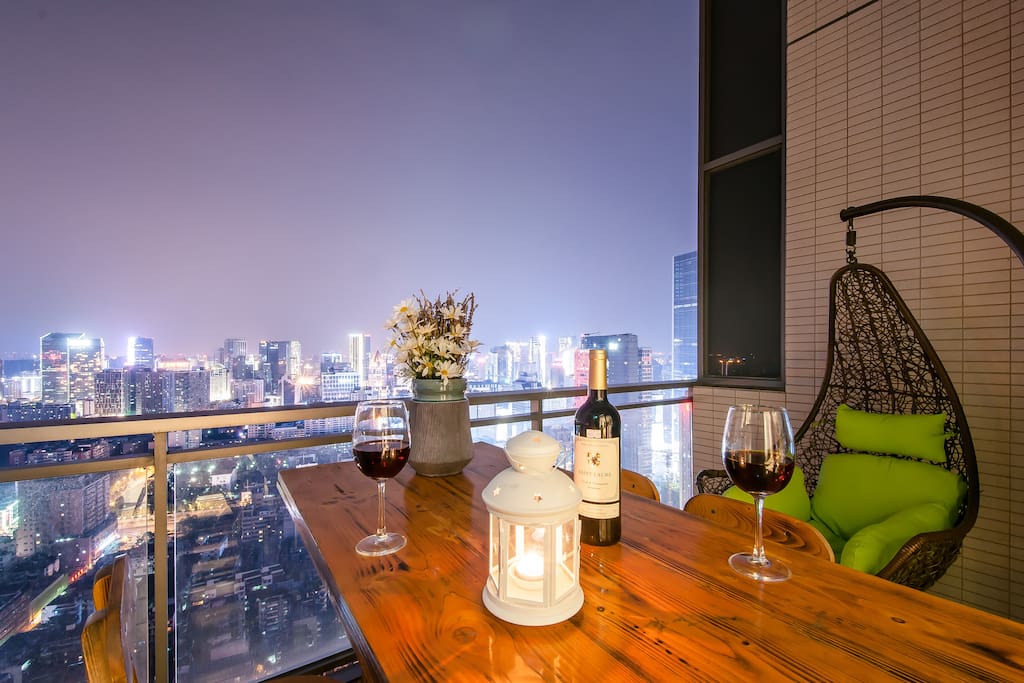 俯瞰成都夜景的阳台