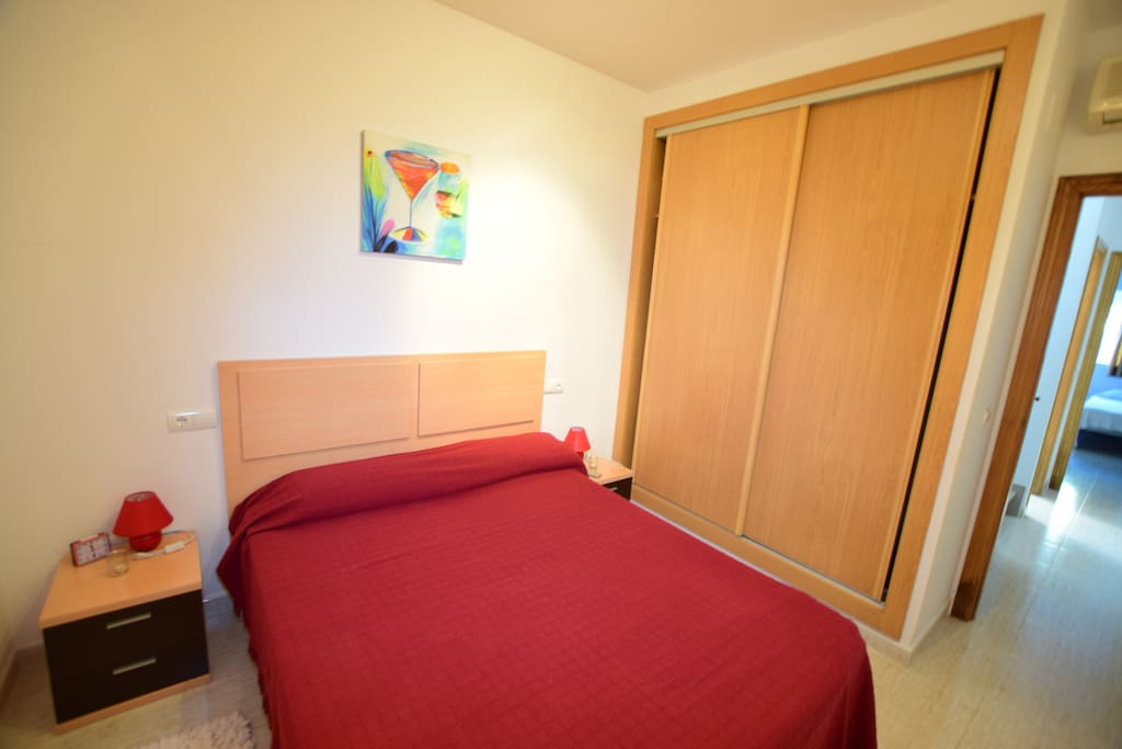 Dormitorio con cama de matrimonio