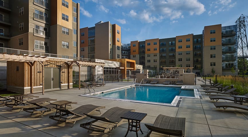 Luxurious 1BR w/ pool in the heart of Pittsburgh