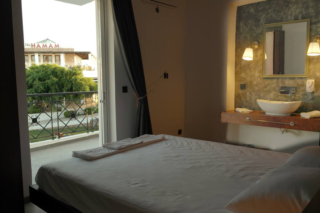 MANGO DOUBLE BED MOUNTAIN VIEW BY THE SEA (ROOM 102)