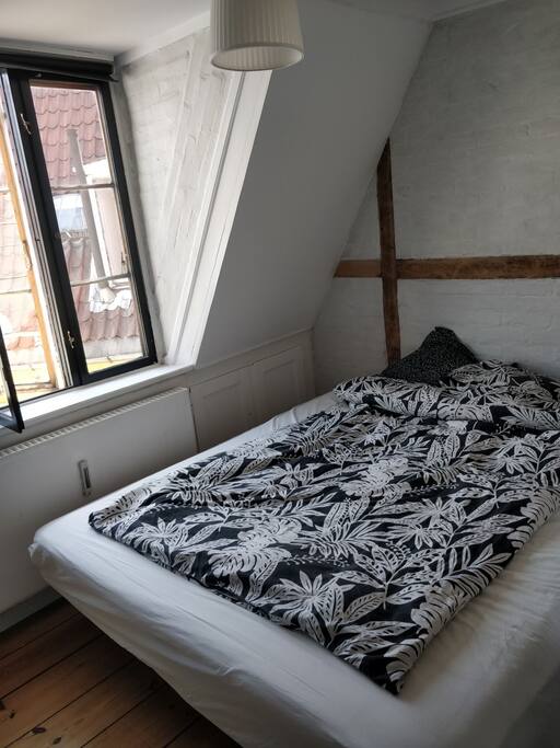 The bedroom with a kingsize bed and TV. Number of blankets and pillows will be adjusted to the booking.