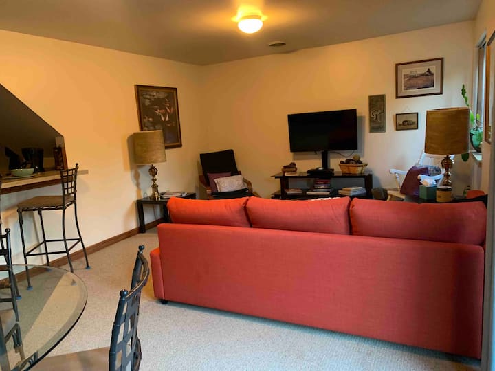 כשתכנסו, תראו את פינת האוכל ישר לפניכם ואת הסלון מימינכם. 