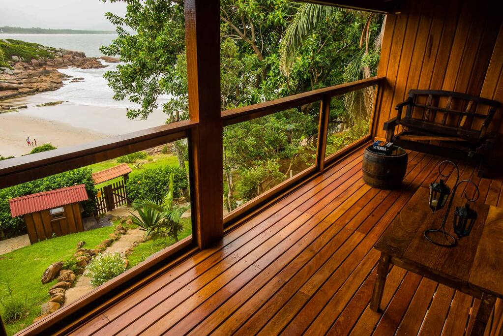 Terraço panorâmico com vista para o mar