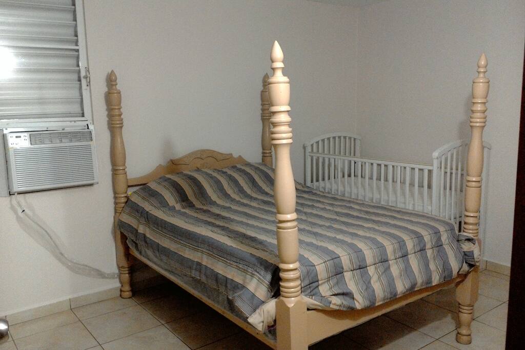 Segundo dormitorio, incluye cuna y acondicionador de aire. Hay cuna para bebe.