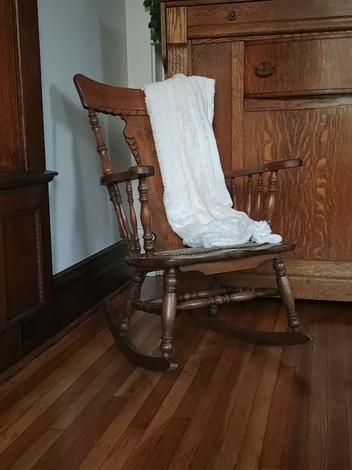 Rocker ya kale katika chumba cha kukaa