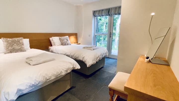 Dhoma e gjumit e vizitorit me qasje në ambientet e jashtme