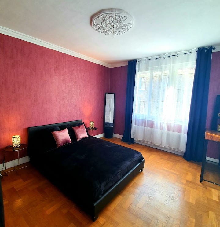 1 брачен кревет (широк 125 - 149 см) + 1 едине