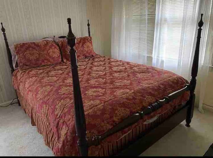 Deuxième chambre avec lit queen,commode et télévision roku. Dispose également d'un climatiseur de fenêtre. 