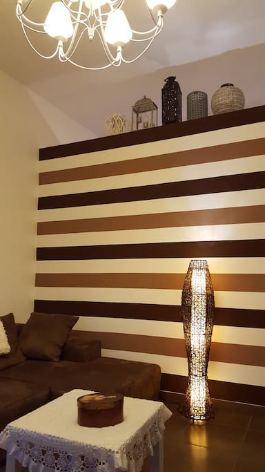 La sala con un comodo divanone (letto) e la nostra collezione di lanterne