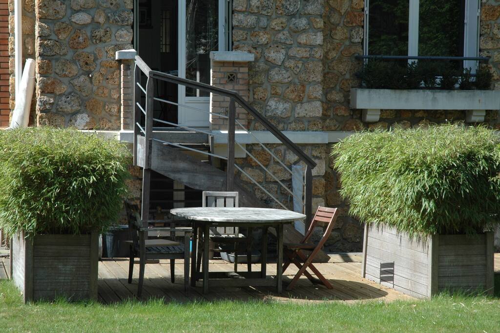 La terrasse au soleil du midi - The terrace on a sunny sunday lunch