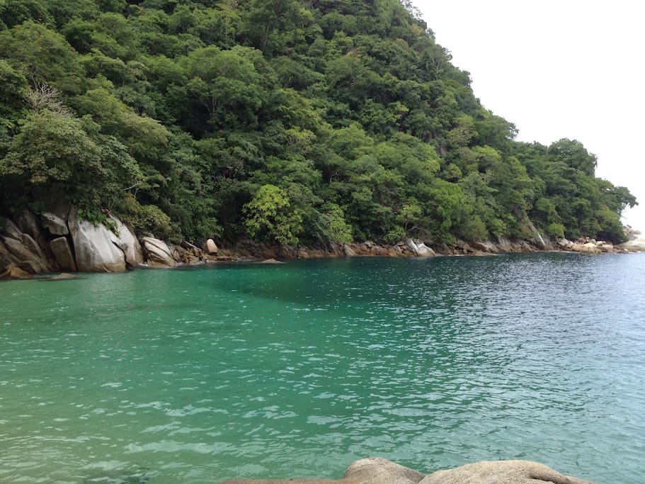 Esta playa se llama "Colomitos" es una de las muchas playas que puedes visitar en Vallarta, esta no es la más cercana a mi casa, pero sin duda esta es de las mejores que podrás visitar.