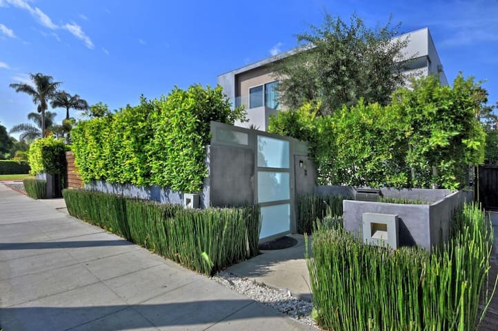 Luxury VERY LUCKY Mansion/No parties allowed gallery image 3