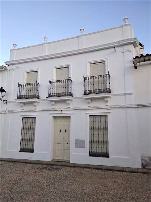 Fachada a la calle / Street façade