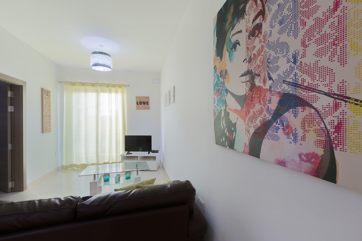 منطقة معيشة مع شرفة مع مقاعد لشخصين