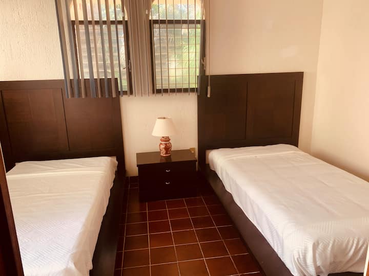 Quarto 4  no primeiro andar com 2 camas de solteiro