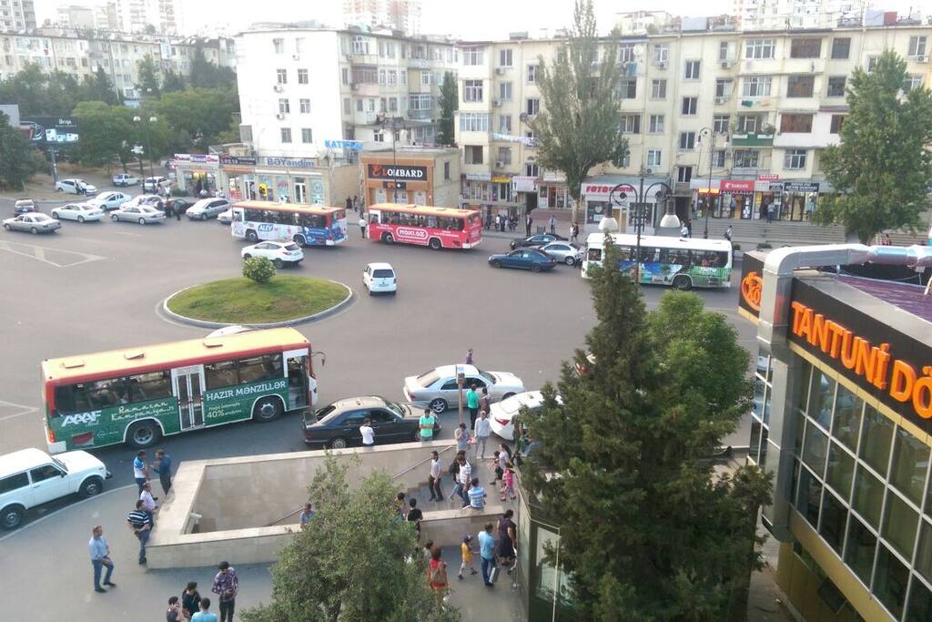 Выход метро в 20 шагах от входа в блок дома.