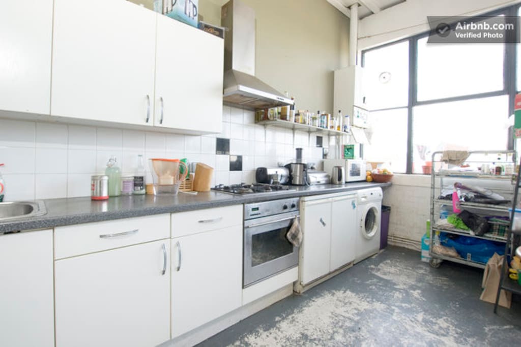 Fully equipped kitchen: juicer, blender, toaster, oven...
