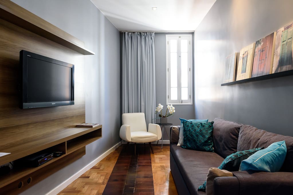 Quarto 2 com sofa cama para casal ou 2 amigos. Tv a cabo,ventilador de teto e wi-fi. Janela com vista para o mar.