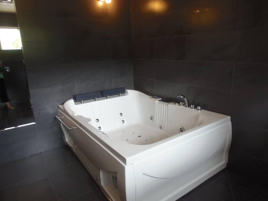 Extra large spa bath, perfect after a day exploring the Grampians.