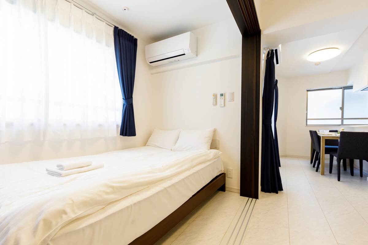 U našem smještaju nalazi se jedna spavaća soba s bračnim krevetom. Možete ga pregraditi iz dnevnog boravka s kliznim vratima ili ga ostaviti otvorenim za prostraniji prostor.