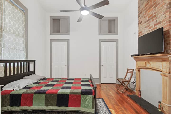 主卧配备标准双人床和充足的存储空间。