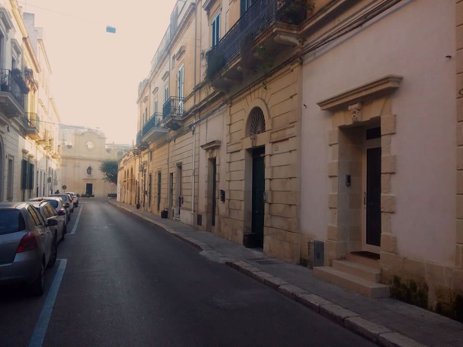 Via Ferrante Caracciolo, quartiere San Lazzaro