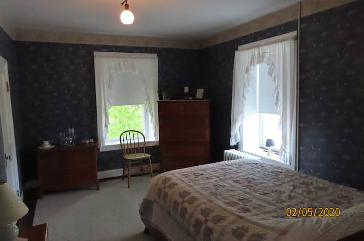 全尺寸床，可欣赏谷仓和牧场的美景。壁橱里有标准双人气垫，配有床单、额外的枕头和毯子。