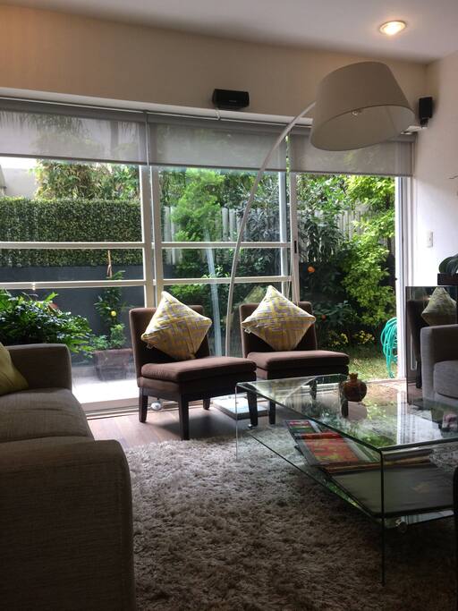 Sala con jardín