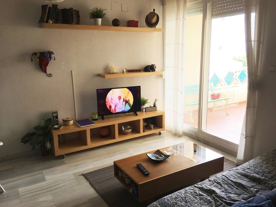 Blick von der Schlafcouch auf TV und Terrasse