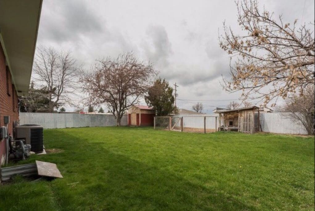 Great backyard for relaxation! You are welcome to use the grill at your convenience.