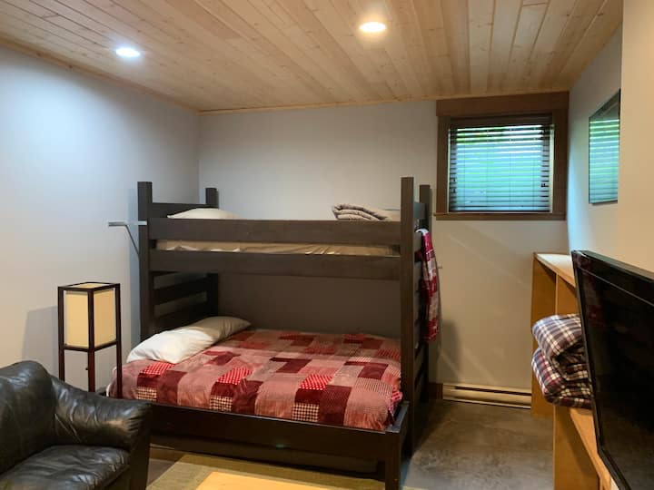 Chambre avec lits superposés avec télévision