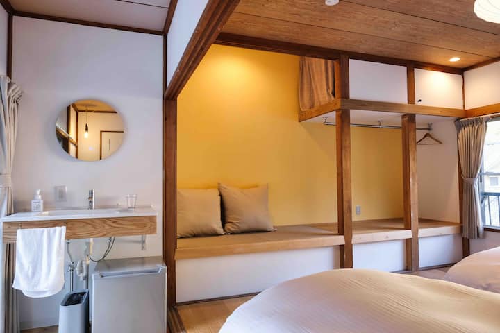 ￥ Washa chumba cha manjano kwenye kitanda cha ziada na godoro juu.Wanawake, watoto na wanaume wadogo wanapatikana.