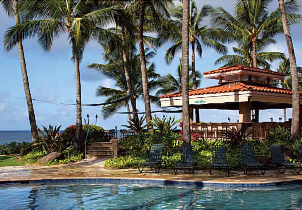 Pool-side bar&grill with ocean view