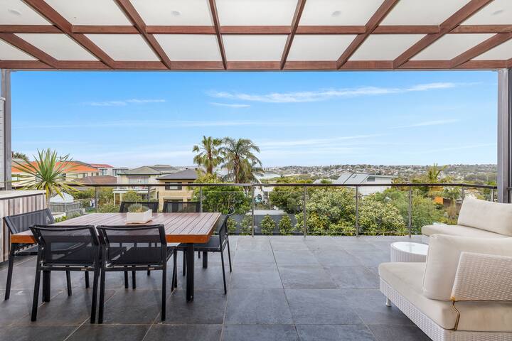 Modern Beach House close to the beach gallery image 3