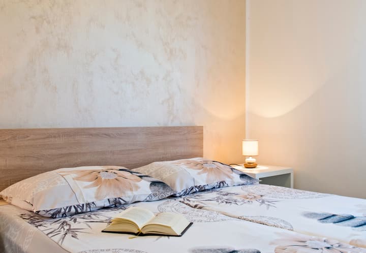 卧室2配有双人床
