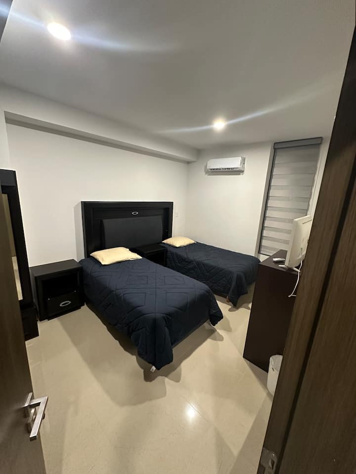 Секундарна спална соба со два двокреветни кревета и воздушен душек со брачен кревет (широк 150-179 см) 