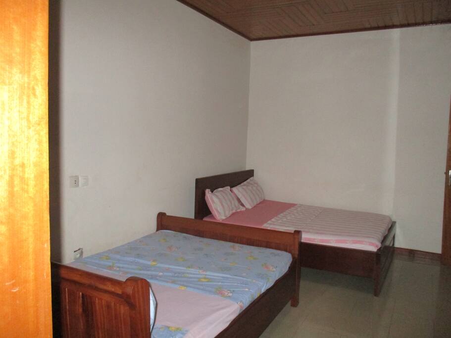 Room with 2 queen sized beds (room 2)