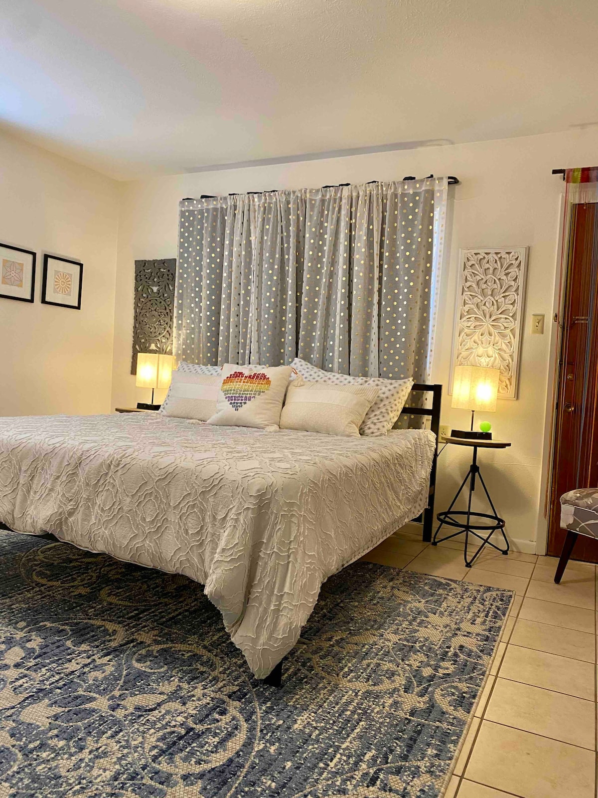 Beneden slaapkamer met kingsize bed en een volledig dagbed aan de overkant. Draadloos opladen en meerdere USB-poorten op elk nachtkastje. 