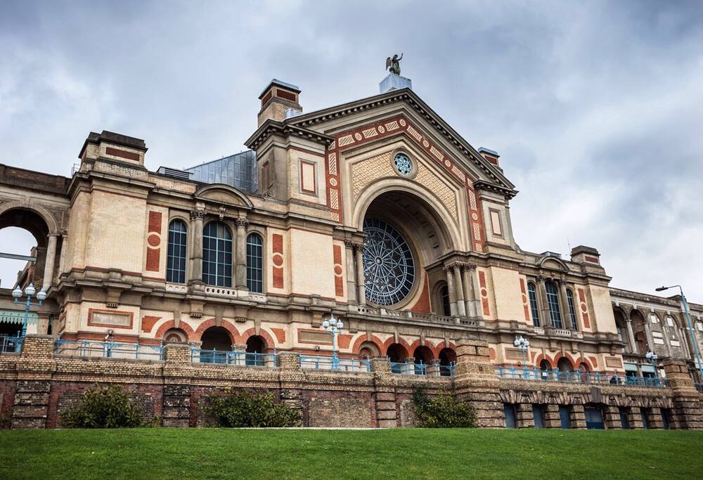 Alexandra Park 2 minutes walk away containing the historic people's palace, boating lake and deer enclosure. The palace hosts exhibitions and music concerts alongside a German beer festival and street food and beer fairs all year round