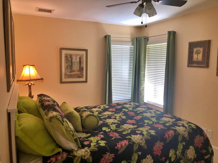 Queen Palm room. (Queen guest room)