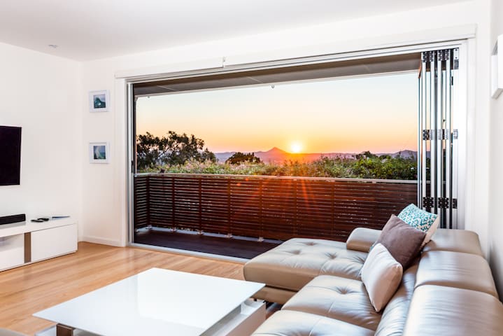 Luxury Family Home, Sunset Views – Heated Pool