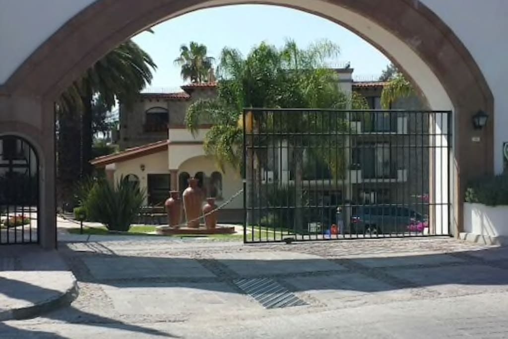 Entrada principal / Main gate