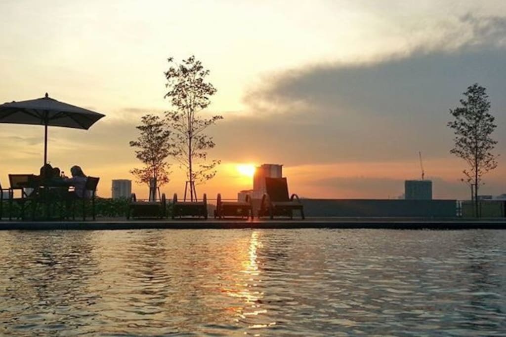 Perfect sunset view from the pool overseeing the horizon