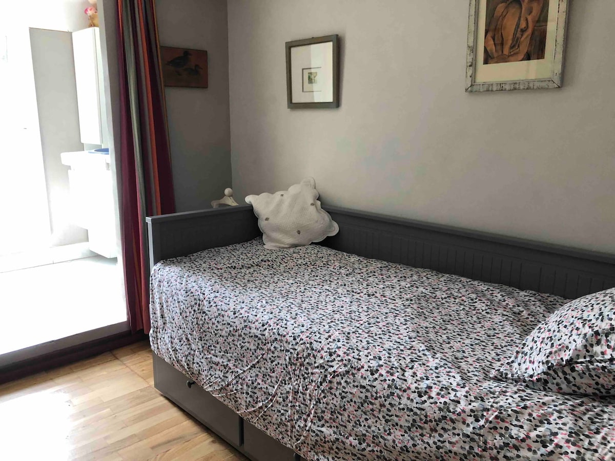 Соба 1. 
Поглед кон море. 
Кревет на клупа, 0,80м 1,60м. 
Туш-кабина и мебел во мијалник. 
13 м2