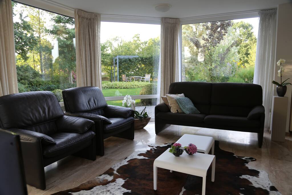 Panoramisch uitzicht op verrassend grote privé tuin met terrassen.