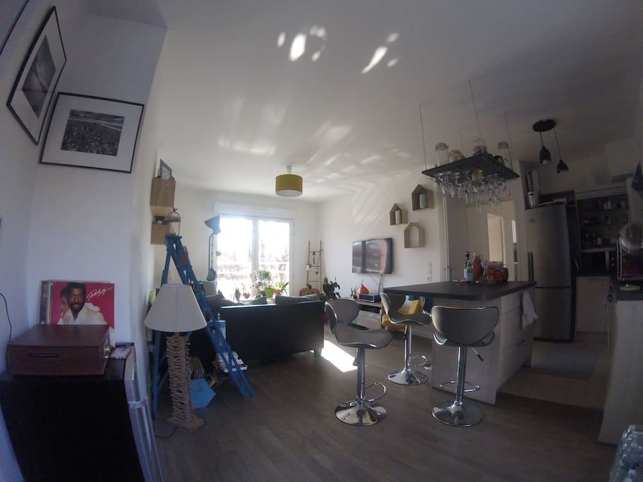Salon lumineux avec cuisine américaine