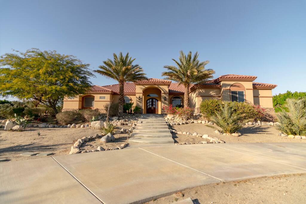 outside view of front of house
