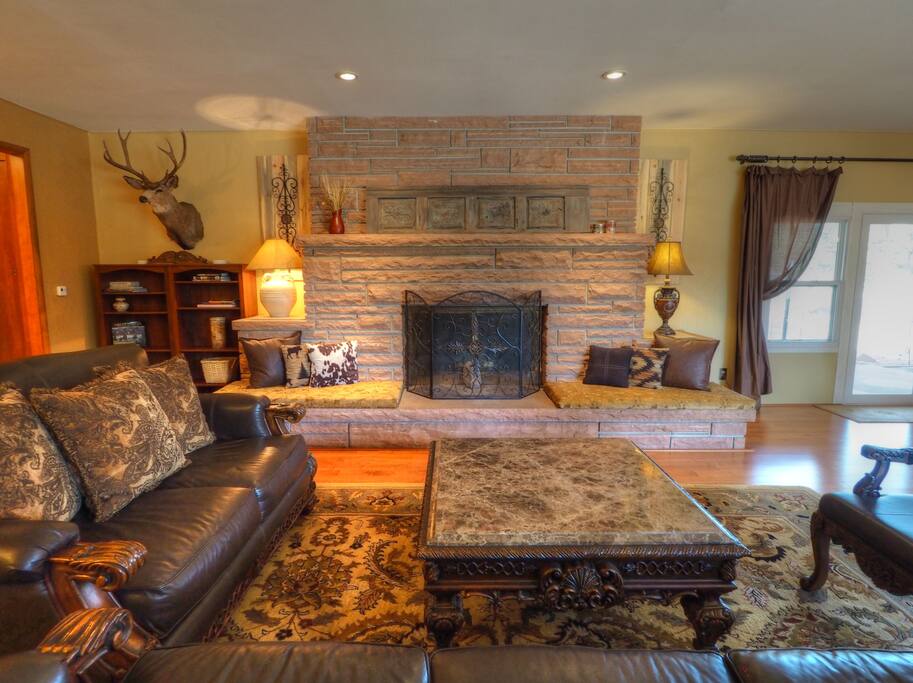 Twin peaks retreat - Large seating area at gas fireplace