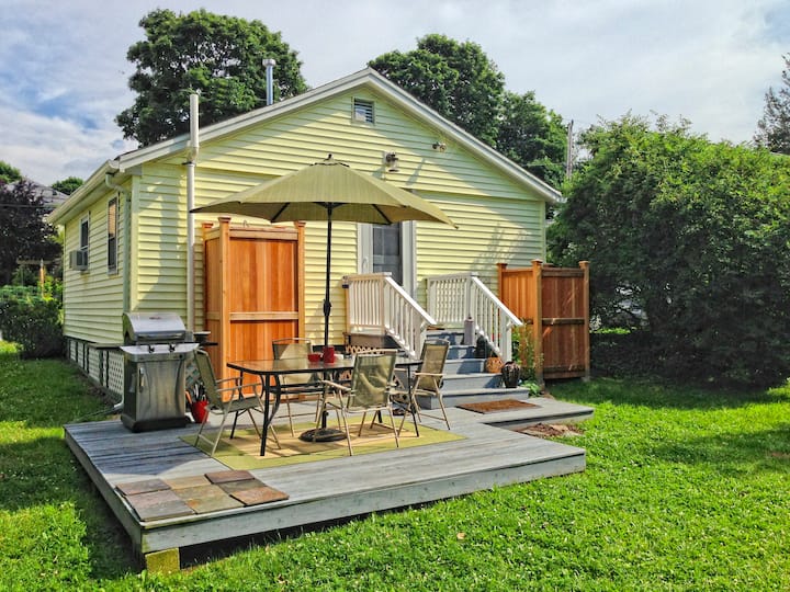 Classic New England Beach Cottage Cottages for Rent in Kingston