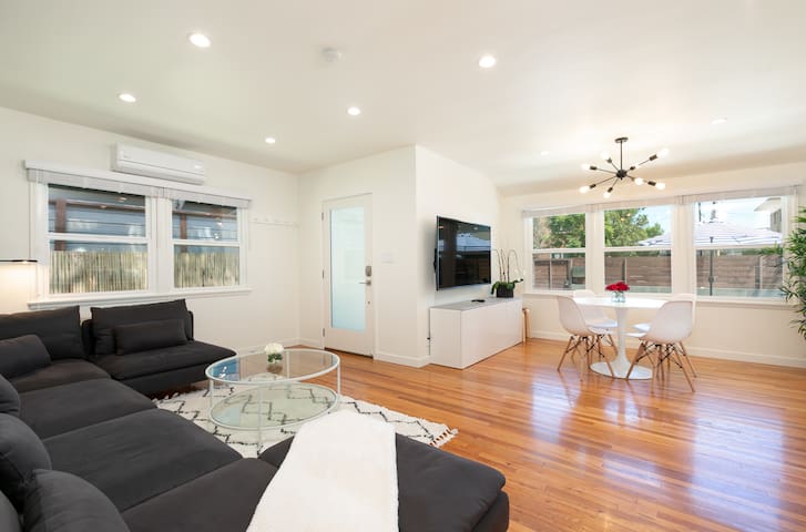 Stunning Venice Hideaway w/Private Yard & Deck!